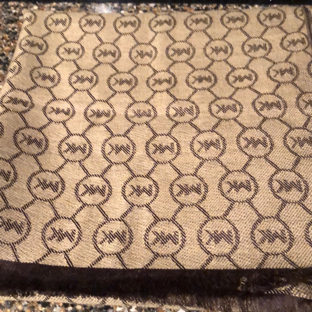 ❤️SOLD❤️Michael Kors Scarfs